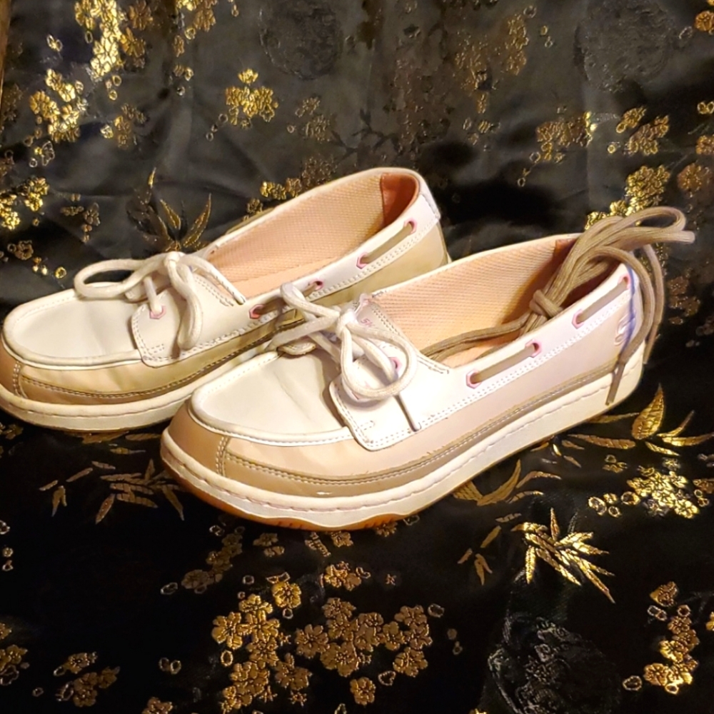 Skechers CALI leather flats white, tan, pink sz 6. Great nurses work shoes.